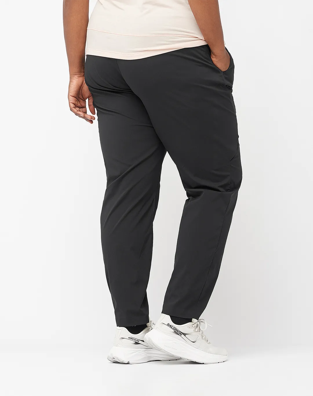 מכנסי נשים קצרים Runlife – SALOMON-LC2027900 – שחור – 2